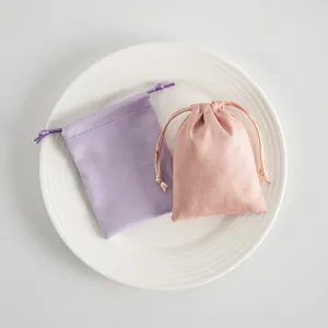 Nahaufnahme von weichen Samt Kordelzügen in Lila und Rosa auf einem schönen weissen Teller.