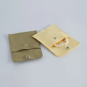 Detailansicht von doppelseitigen Flanell-Schmuckaufbewahrungstaschen mit Druckknöpfen.