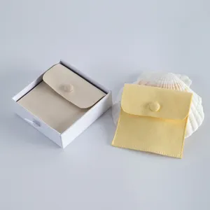Weicher Samt Schmuckbeutel mit Druckknopf zur Aufbewahrung von Ringen und kleinen Accessoires.
