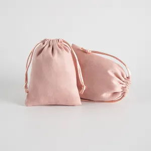 Rosa Samt Kordelzug Beutel Detailansicht zeigt weiche Velours Struktur für Schmuck.