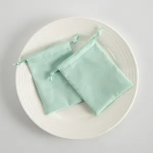 Dettaglio del sacchetto portagioie in velluto verde menta con morbida flanella e coulisse.