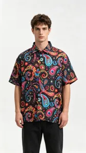 Chemise homme à manches courtes avec imprimé cachemire abstrait coloré et col à revers élégant.