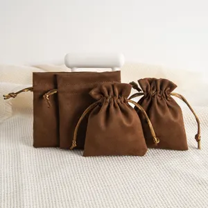 Braune Samt Schmuckbeutel mit Kordelzug für Halsketten Geschenkverpackung und Aufbewahrung.