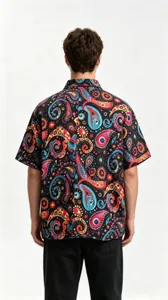 Vue arrière d'une chemise homme à manches courtes avec imprimé cachemire abstrait coloré.