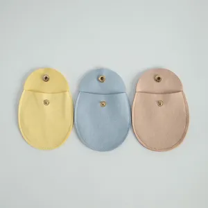 Nahaufnahme Details minimalistischer Druckknopf Schmucktaschen aus Wildleder in drei Farben.
