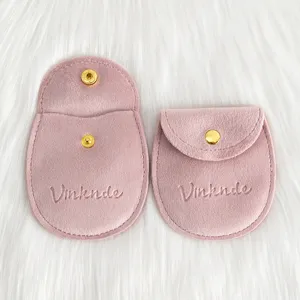 Rosa Samt Schmuckbeutel Set mit goldenem Druckknopf, weiche Textur für kleine Accessoires.