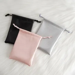 Nahaufnahme der PU Leder Kordelzugtasche, perfekt für Schmuckaufbewahrung und kleine Geschenke.
