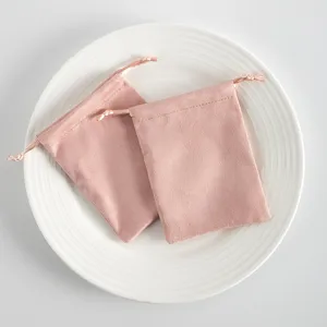 Detailansicht der rosa Samt-Kordelzugtasche, ideal für Schmuckverpackung und Geschenke.