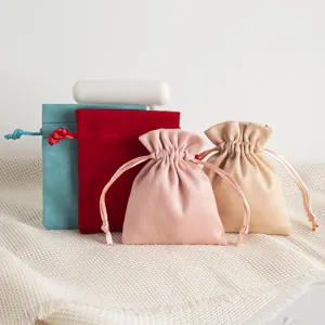 Detailansicht weicher Velours Schmuck Beutel mit Kordelzug in verschiedenen Farben Geschenke.