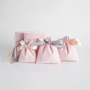 Detailansicht rosa Samt Schmuckbeutel mit eleganten Schleifenbändern und praktischem Kordelzug.
