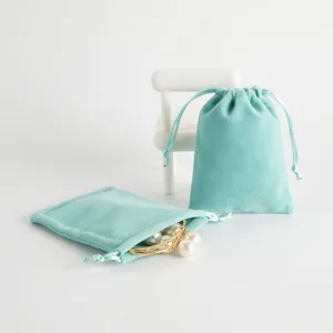 Turquoise fluwelen sieradenzakje met trekkoord en geschenkverpakking detailweergave