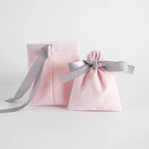 Rosa Samt Schmuckbeutel Geschenkbeutel mit grauer Schleife für stilvolle Aufbewahrung.