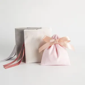 Nahaufnahme Detailansicht von weichen Samt Schmuckbeuteln mit eleganten Satin Schleifen.