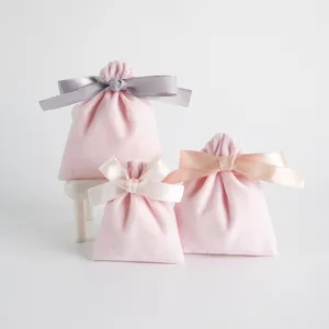 Rosa Samt Schmuckbeutel mit Satinschleife, ideal fuer Geschenkverpackung und Aufbewahrung.