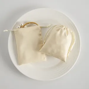 Beige Samt Schmuckbeutel mit Kordelzug, elegante weiche Aufbewahrungstasche für kleine Geschenke.