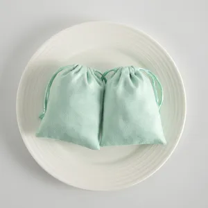 Sacchetti in velluto verde menta con coulisse per confezione gioielli e piccoli regali.