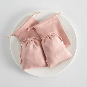 Detailaufnahme von weichen rosa Samt Kordelzügen, ordentlich auf einem weißen Teller platziert.