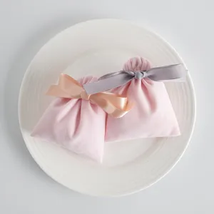 Detailansicht des rosa Samtschmuckbeutels mit elegantem Satinband-Schleife und weicher Textur.