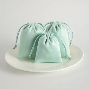 Dettaglio sacchetto gioielli cordoncino velluto verde menta, borsa regalo flanella display.