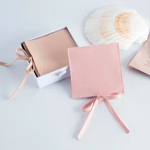 Rosa Samt Schmucktasche mit elegante Schleife und weisse Geschenkbox fur Accessoires Hauptansicht