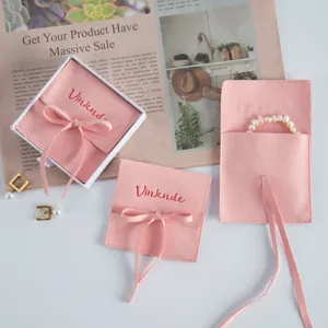 Sacchetto per gioielli in microfibra rosa dettaglio con tessitura morbida e fiocco.