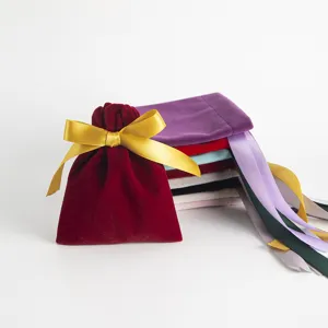 Hochwertige Samt Schmuckbeutel mit Kordelzug und Seidenbändern für Geschenke und Aufbewahrung.