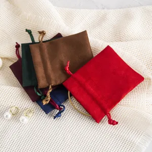 Detailaufnahme bunter Samt Kordelzug Schmuckbeutel, weiche Stoff Geschenktaschen.