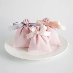 Rosa Samt Kordelzug Schmuckbeutel Set mit eleganten Schleifen, Detailansicht Geschenk Aufbewahrung.