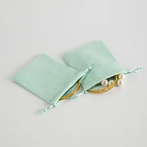 Sacchetti porta gioielli in velluto verde menta, buste regalo in morbida flanella per accessori.
