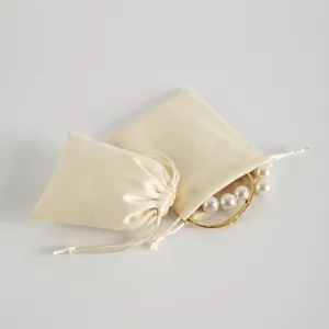 Beige Samt Kordelzug Tasche für Schmuckaufbewahrung, weiche Geschenkverpackung Detail.