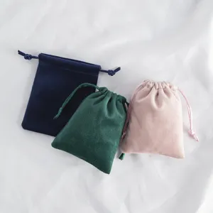 Samt Kordelzug Schmuckbeutel in Dunkelblau, Gruen und Rosa fuer kleine Accessoires.