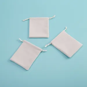 Nahaufnahme der weissen Samt Kordelzug Taschen, feiner Stoff und saubere Naehte im Detail.