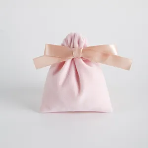 Rosa Samt Schmuckbeutel mit Satinschleife, weiche Geschenktasche Detail Nahaufnahme Ansicht