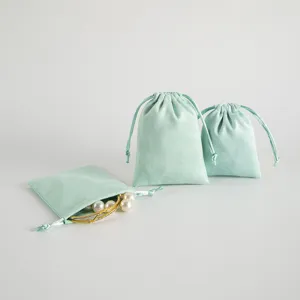 Set di sacchetti con coulisse in velluto verde menta per gioielli, vista dettaglio.