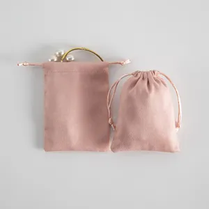 Rosafarbene Samt Schmuckbeutel mit Kordelzug, kleine Samt Geschenktüten für Ringe und Accessoires.