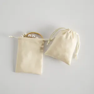 Detailansicht des beigen Samt Kordelzugsäckchens für edlen Schmuck, weich und praktisch.