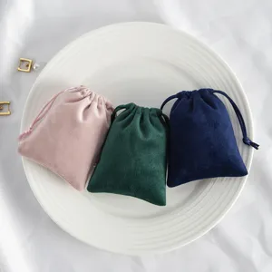 Samt Schmuckbeutel Kordelzug kleine Tasche Set zur Aufbewahrung, Detailansicht in Farben.