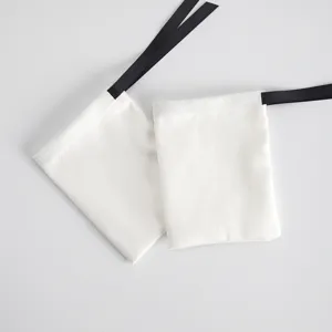 Weißer Samt Kordelzug Schmuckbeutel Detail, weicher Stoff kleiner Aufbewahrungsbeutel.