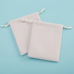 Cremeweisse Samt Kordelzug Schmuckbeutel, weisse Geschenktaschen fuer Ohrringe und kleine Artikel.