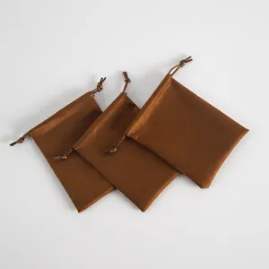 Brauner Samt-Kordelzugbeutel fuer Schmuckgeschenkverpackung und kleine Aufbewahrungsdetails.