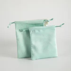 Vista dettagliata della borsa con coulisse in flanella verde menta per gioielli e piccoli regali.