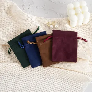Nahaufnahme von bunten Samt Kordelzugbeuteln für Schmuck, weiche Textur, Geschenktaschen.