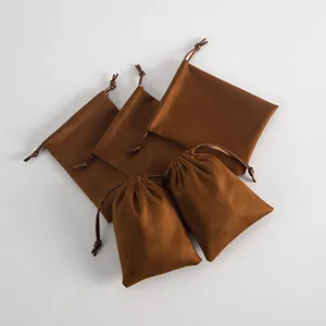 Detailansicht des braunen Samt Kordelzugsacks zur Schmuckaufbewahrung und Geschenkverpackung.