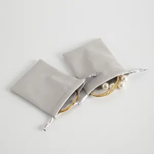 Graue Samt Kordelzug Schmuckbeutel Geschenkverpackung mit goldenen Armreifen Perle