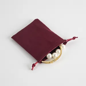 Dunkelroter Samt Kordelzug Beutel für Schmuck Aufbewahrung und Geschenke, weich staubdicht Detail.