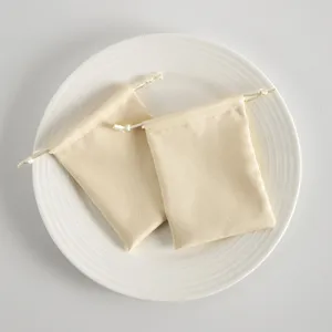 Beige Samt Kordelzug Tasche für Schmuck Aufbewahrung und Geschenkverpackung Hauptansicht.
