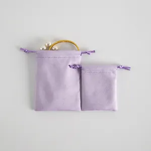Lila Flanell Schmuckbeutel mit Kordelzug, ideal für kleine Geschenke und Accessoires.
