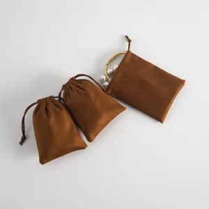 Detailansicht von braunen Samtschmuckbeuteln mit Kordelzug, ideal für kleine Geschenke.