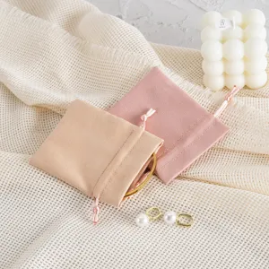 Detailansicht weicher Wildleder Schmuck Kordelzugbeutel mit eleganten Perlenohrringen.