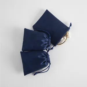 Detailaufnahme von dunkelblauen Samtbeuteln mit Kordelzug, ideal zur Schmuckaufbewahrung.